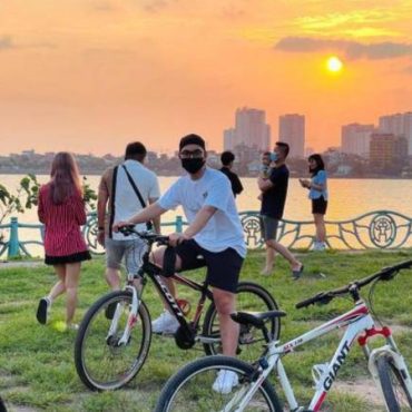 Cycling at West Lake to watch the sunset