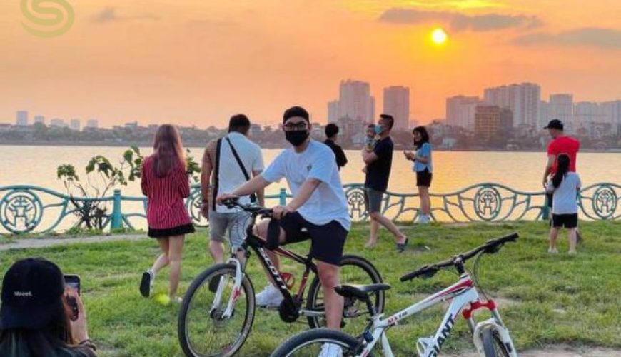 Cycling at West Lake to watch the sunset