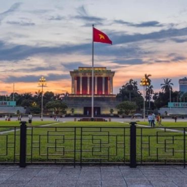 Watch the flag-raising ceremony at President Ho Chi Minh's mausoleum