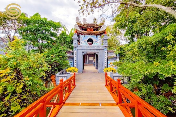 Visit Ngoc Son Temple in the heart of Hoan Kiem Lake